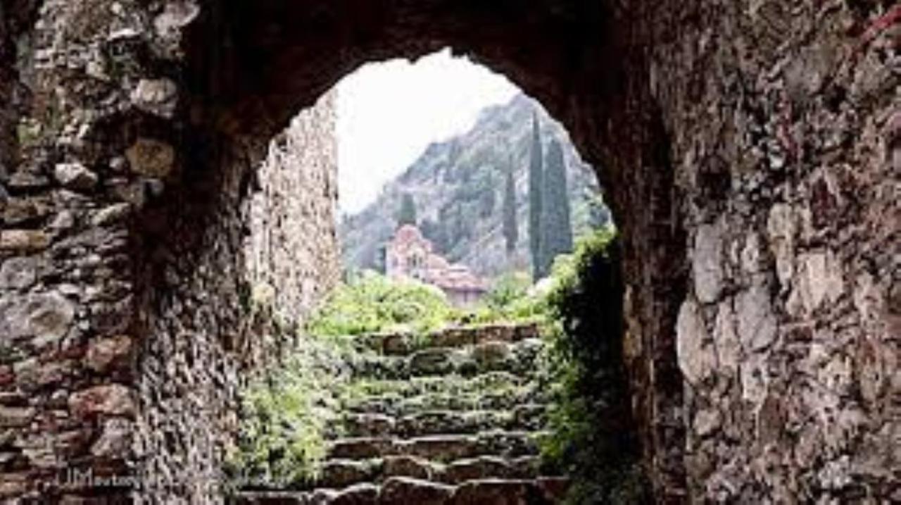 Olive And Orange Apartment Mystras Exterior photo